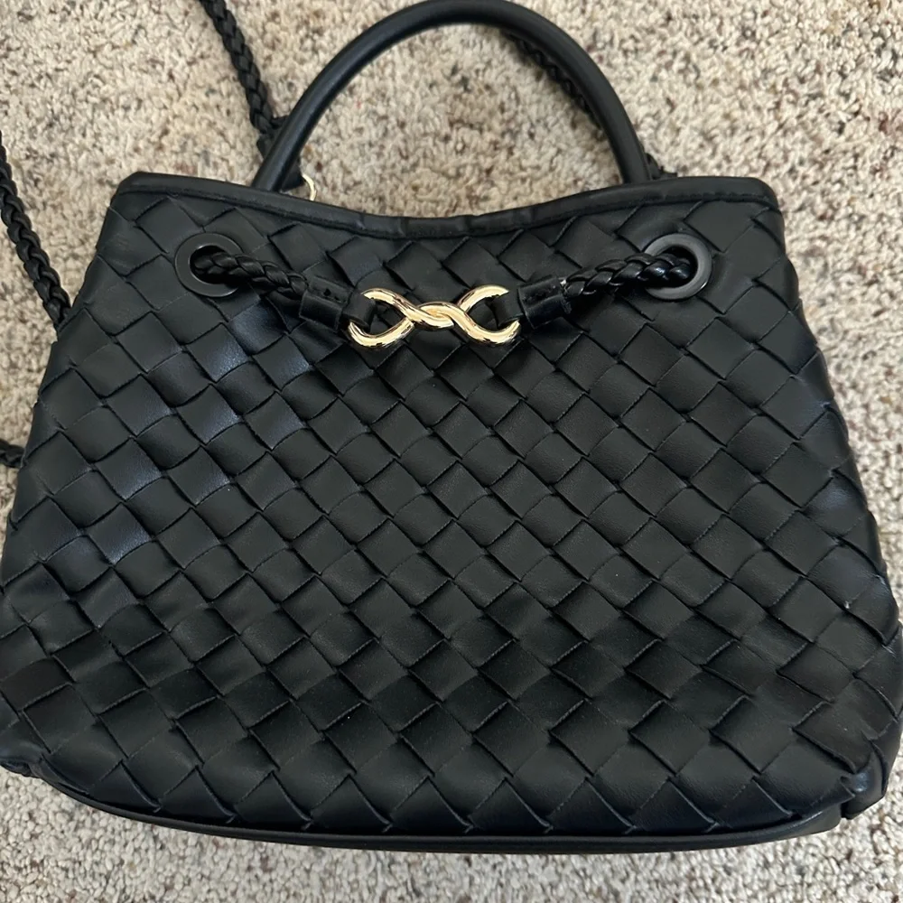 Elegant Black Woven Handbag - Picture 3 of 7